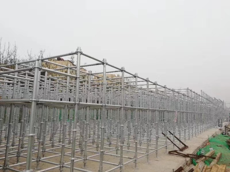 搭建腳手架橫向掃地桿與縱向掃地桿時，怎么設(shè)置好？ (圖1)